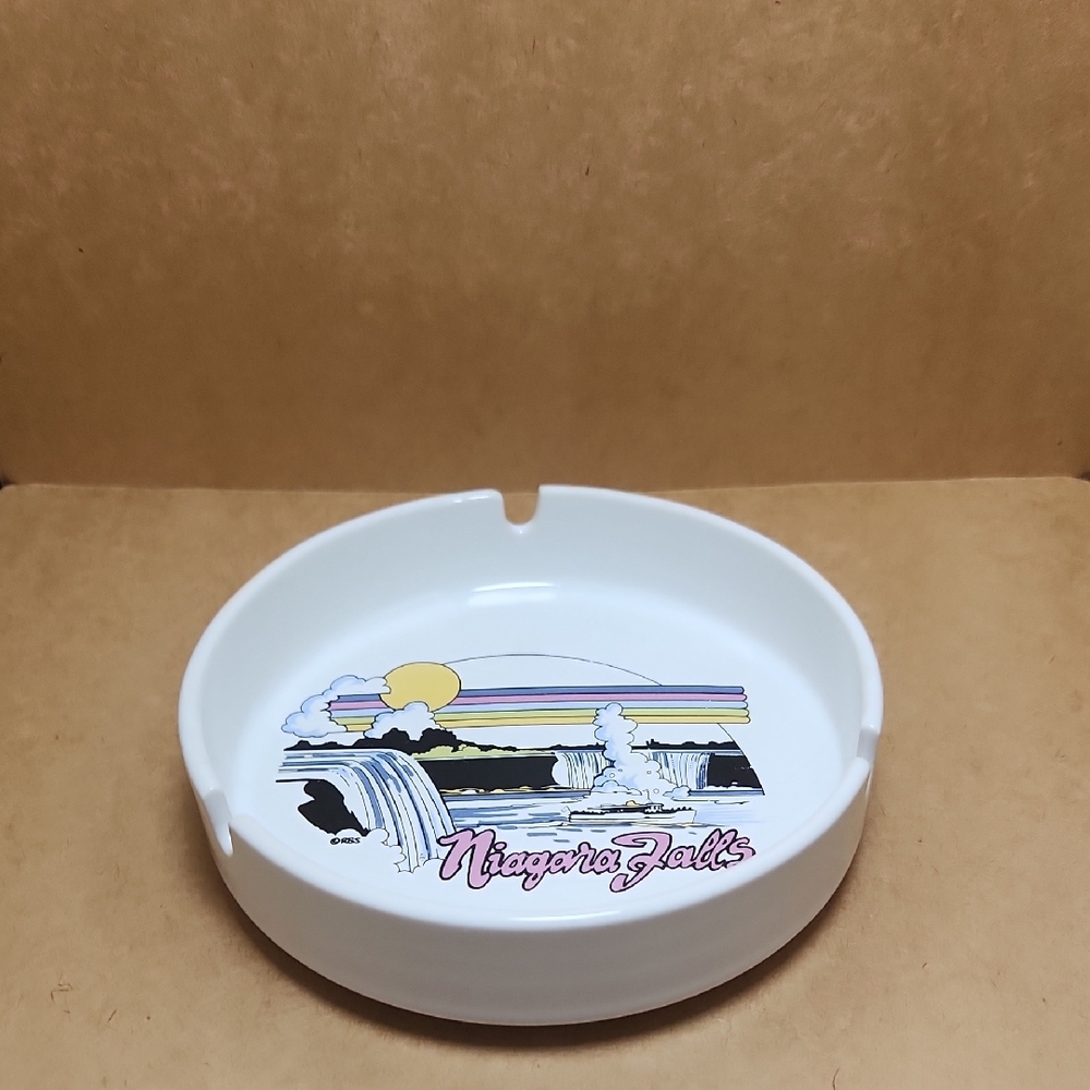 White Niagara Falls Souvenir Ashtray Made In Korea
